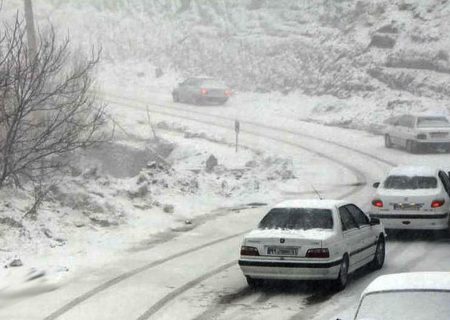برف و کولاک در جاده‌های ۱۱ استان