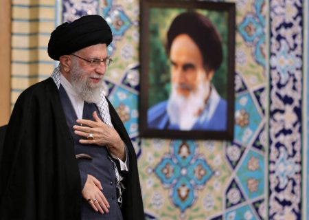 رهبر انقلاب اسلامی:منظور دشمن از دگرگونی، تغییر هویت جمهوری اسلامی است