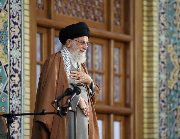 رهبر معظم انقلاب اسلامی در حرم مطهر رضوی سخنرانی می‌کنند