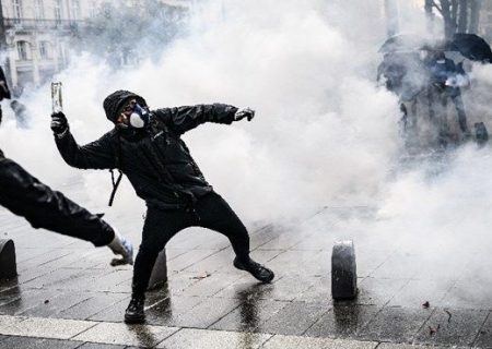 تظاهرات گسترده در فرانسه بعد از رأی دادگاه به نفع مکرون