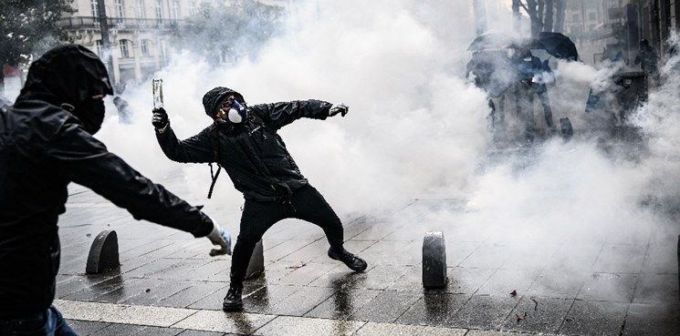 تظاهرات گسترده در فرانسه بعد از رأی دادگاه به نفع مکرون